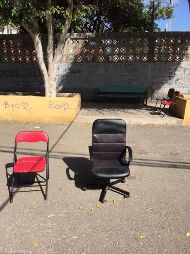 Varias sillas abandonadas en una calle de Marpequeña (Foto TA)